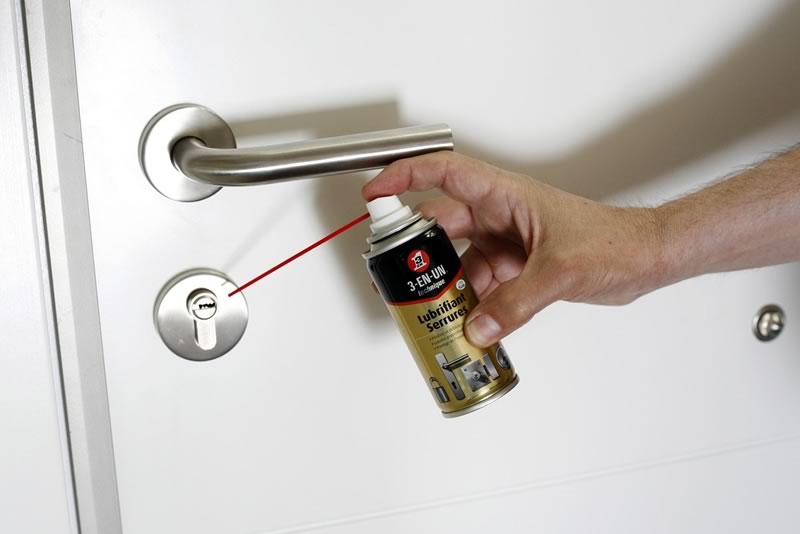 Cómo lubricar la cerradura de una puerta con un lápiz